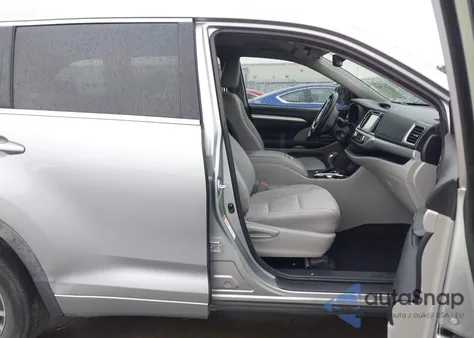 2017 Toyota Highlander Le Plus z USA, uszkodzony, nr VIN 5TDZZRFH8HS228349